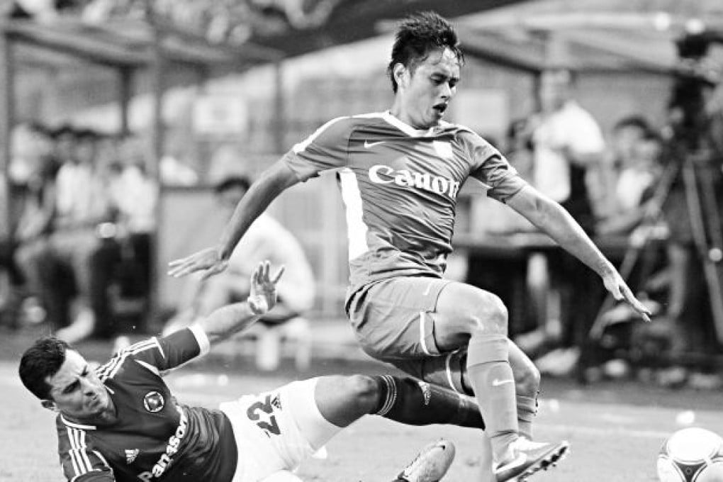 South China's Jack Sealy (left) and Kitchee's Liang Zicheng in action at Hong Kong Stadium yesterday. Sealy's cross set up the late winner. Photo: K.Y. Cheng