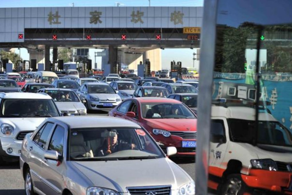Cars back up at the Dujiakan tollgate in Beijing on Sunday at the start of a week-long break that includes the Mid-Autumn Festival and National Day. Photo: Xinhua