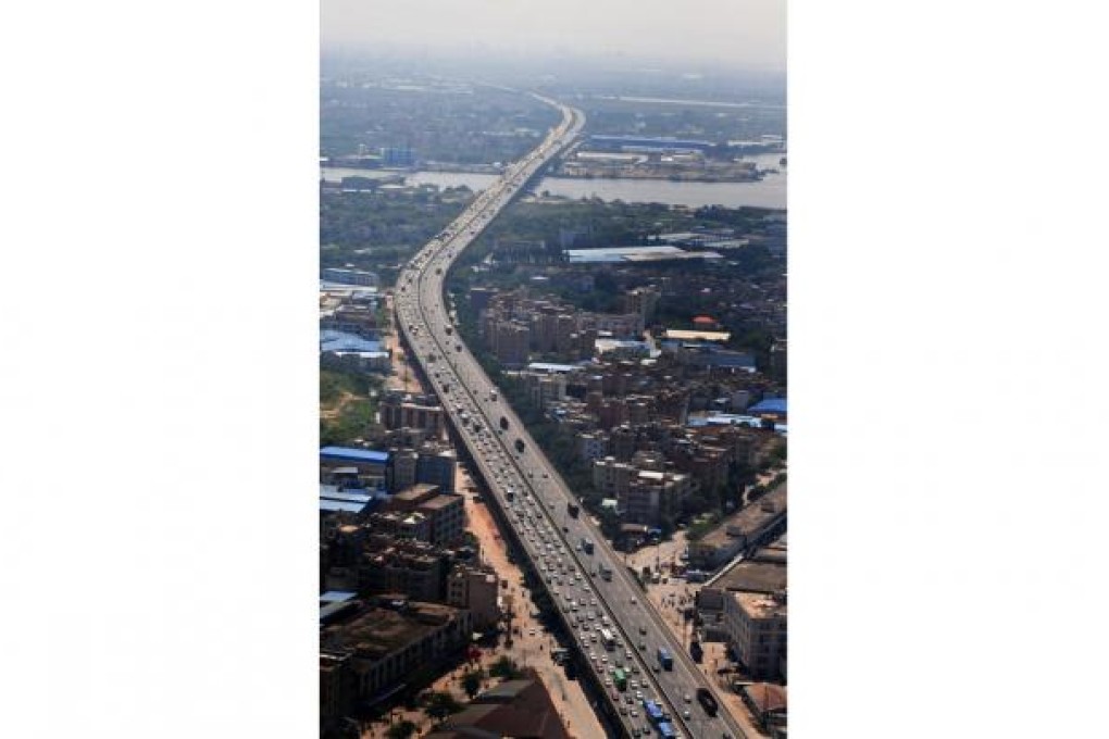 A line of vehicles filled with holidaymakers stretches as far as can be seen on the Guangzhou-Shenzhen expressway. Photo: Xinhua