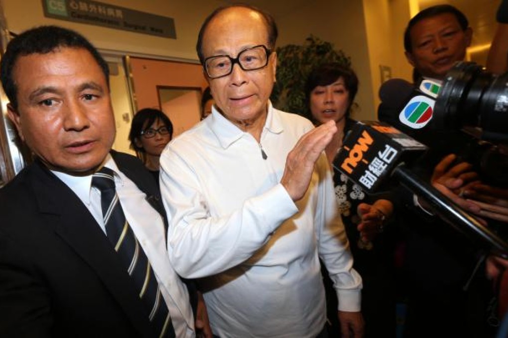 Li Ka-shing visits victims in hospital. Photo: David Wong