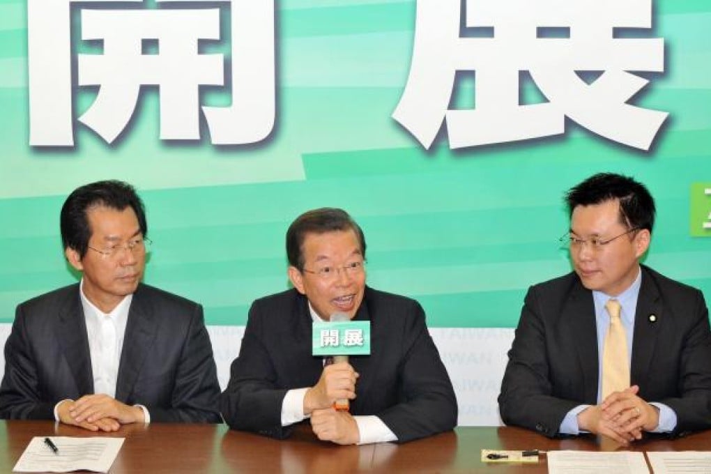 The DPP clique Frank Hsieh (centre) leads frames the Taiwanese party's cross-strait policy. Photo: AFP