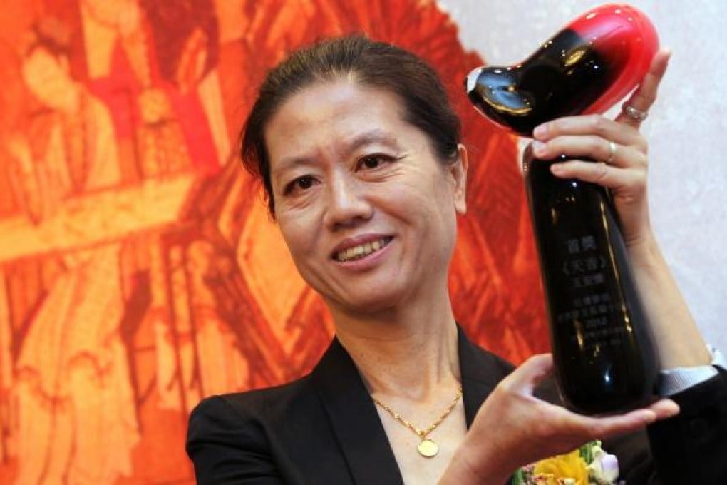 Baptist University presents Wang Anyi with the award in Tsim Sha Tsui yesterday. Photo: Dickson Lee