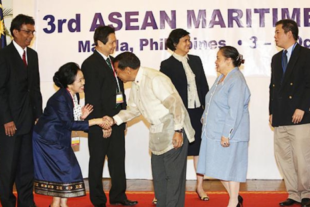 Philippines Vice-President Jejomar Binay (front, right) greets Lao Ambassador Malayvieng Sakonhninhom (left) at the Asean Maritime Forum in Manila on Wednesday. Photo: EPA