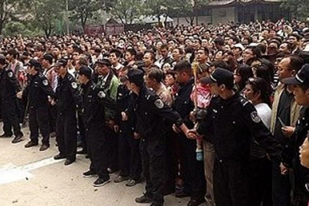 Security guards hold back a crowd at Mount Huashan. Photo: SCMP
