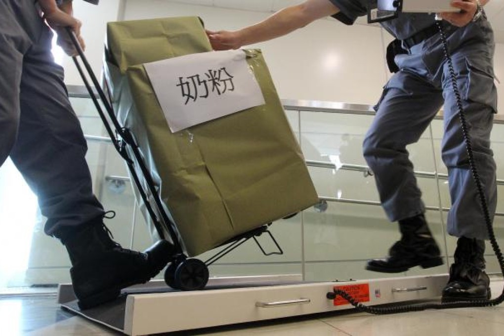 MTR staff demonstrate the digital scale they will be using to weigh passengers' luggage at border stations. Photo: K.Y.Cheng