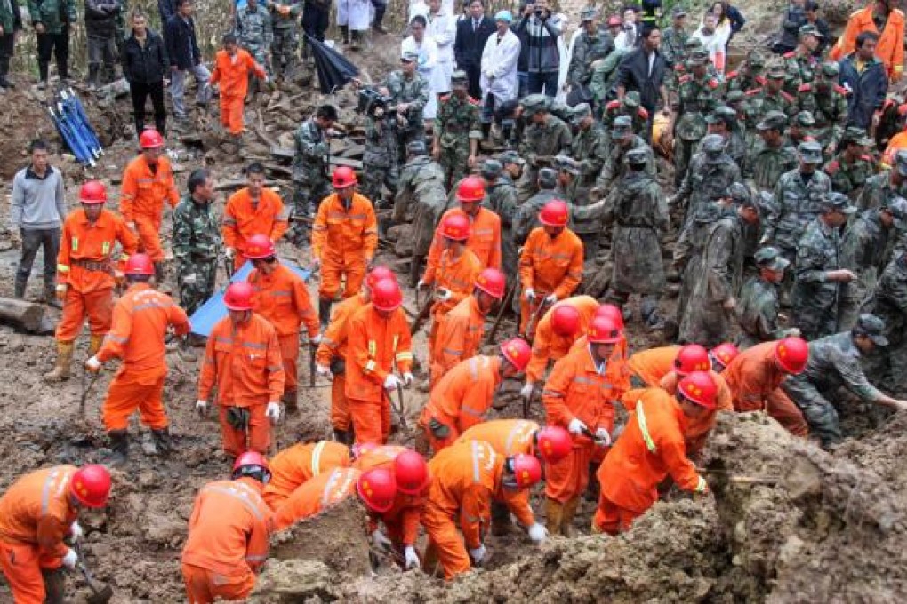 Rescuers search for victims at the site where a landslide occurred in the village of Zhenhe, Longhaixiang Township of Yiliang County, southwest Yunnan Province. Photo: Xinhua
