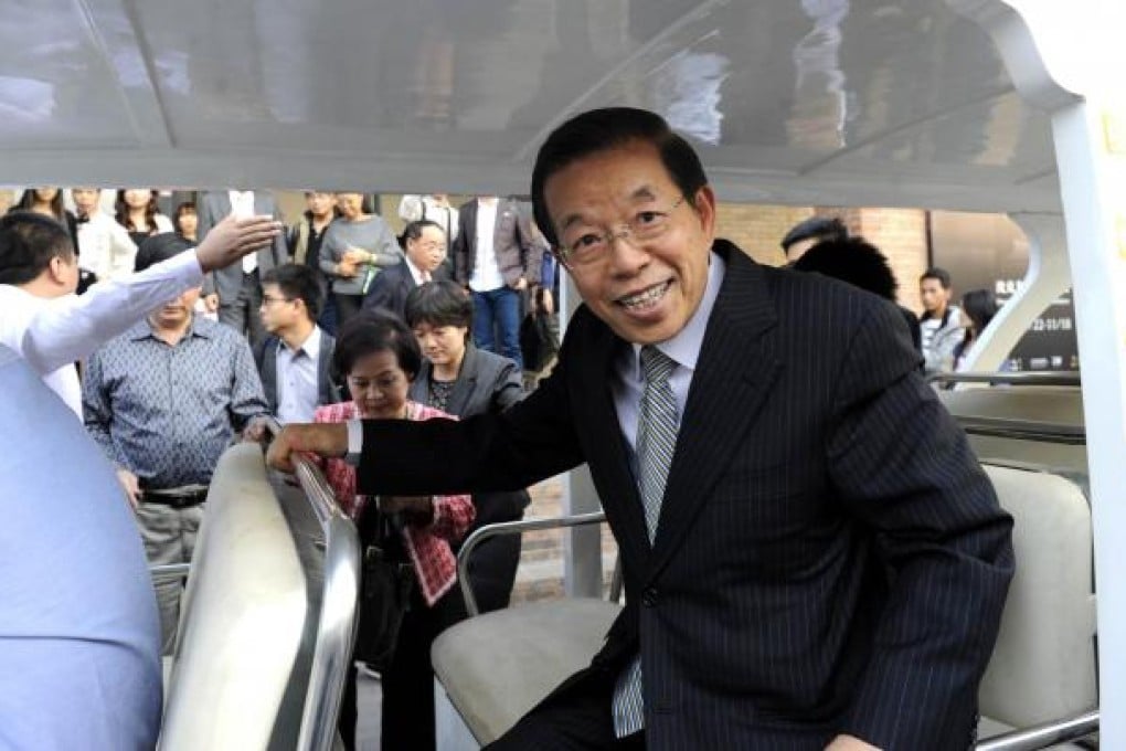 The DPP's Frank Hsieh visits a gallery in Beijing. Photo: AFP