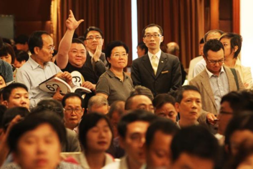 An art buyer makes a big at China Guardian's debut sale in Hong Kong on Sunday. Photo: Edward Wong