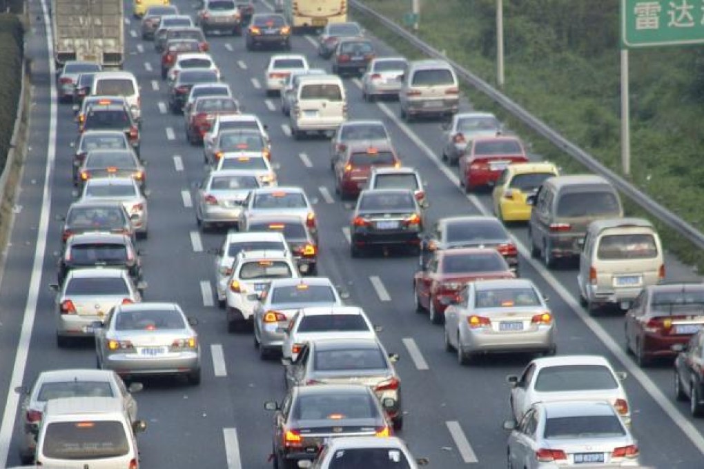 Vehicles move slowly on a high-speed way on the eve of National Day holiday. Photo: Xinhua