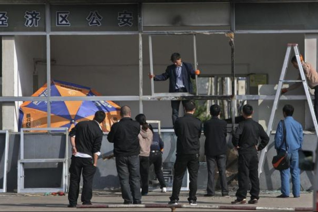 Workers survey damage at Foxconn's Taiyuan plant. Photo: Reuters