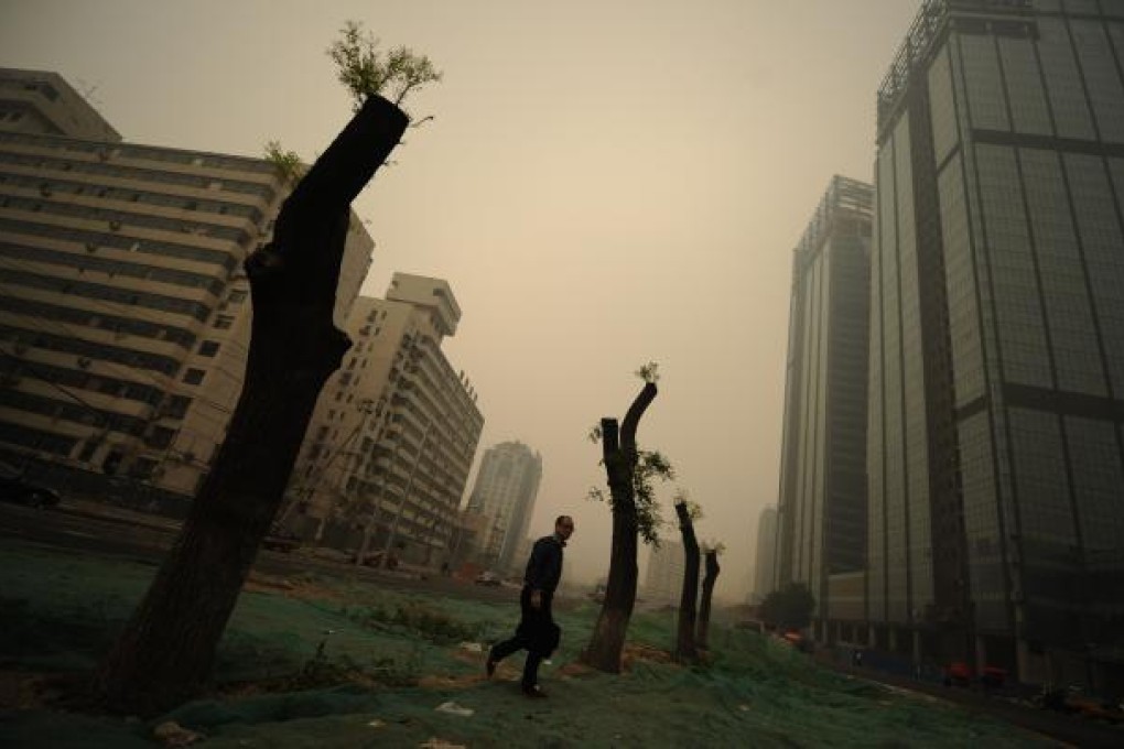 This file photo taken on November 1, 2011 shows a man walking through heavy pollution on a street in Beijing. Photo: AFP