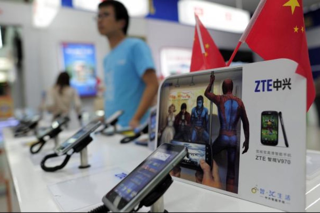 Mobile devices are displayed on a ZTE sales counter in Wuhan, central China's Hubei province on October 8, 2012. Photo: AFP