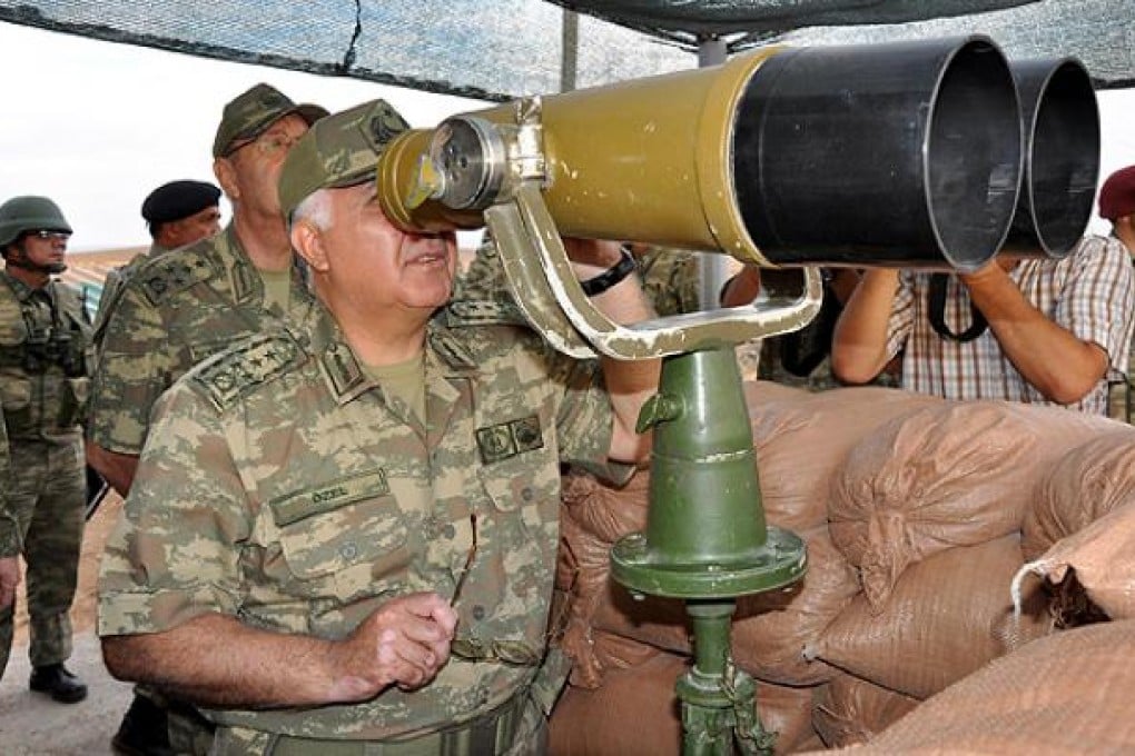 Chief of Staff for the Turkish Armed Forces Necdet Ozel inspects troops along the border with neighbouring Syria. Photo: Xinhua