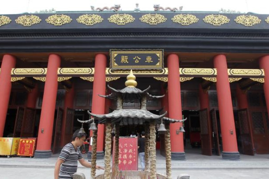 A devotee prays at the Che Kung Temple. Photo: Edward Wong
