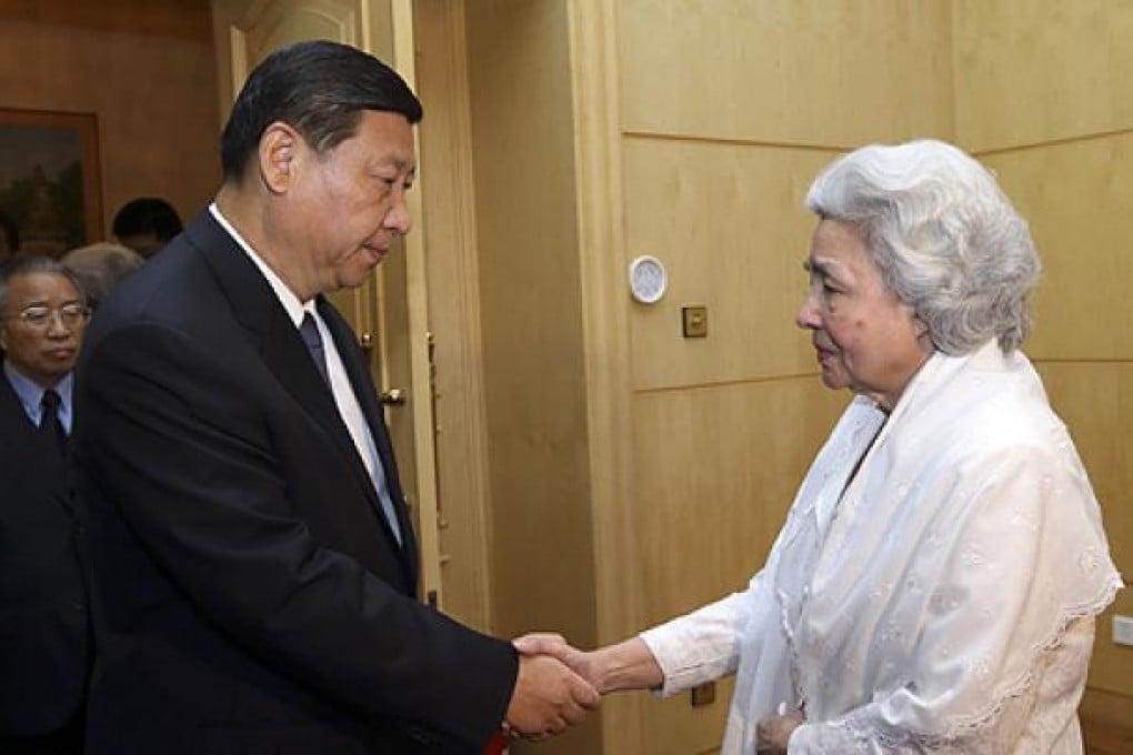 Vice-President Xi Jinping visits Cambodian Queen Monique to express his condolences in Beijing on Monday. Photo: Xinhua