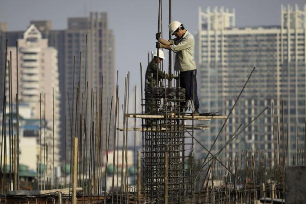 Building workers erect scaffolding in Wuhan, which is part of an emerging urban cluster. Photo: Reuters