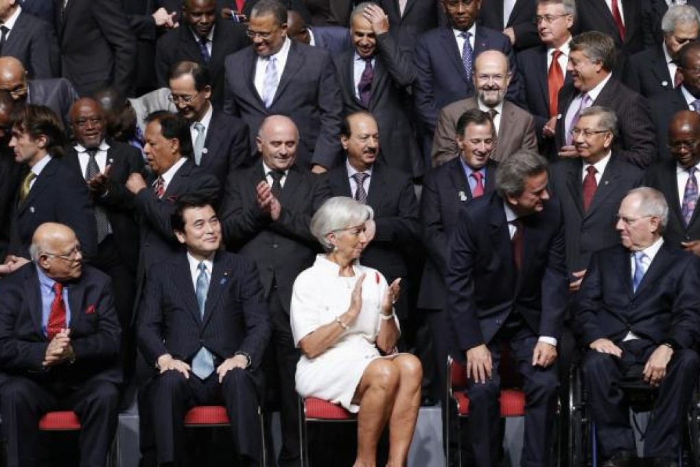 IMF members gather for a family photo session in Tokyo.