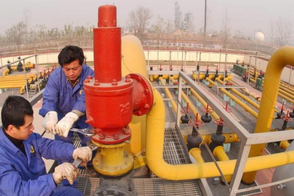 Sinopec's workers fit out pipelines at a facility. The firm will set up ventures with China Gas after dropping a takeover bid. Photo: EPA