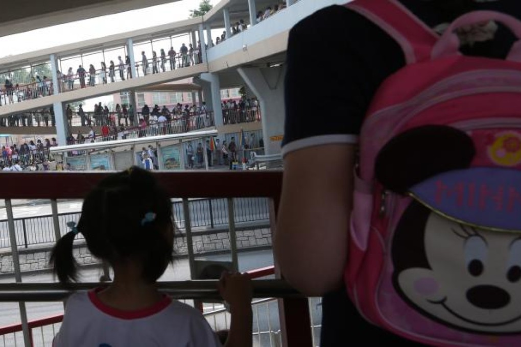 Parents queue up for application forms outside a Sheung Shui kindergarten. Photo: Sam Tsang