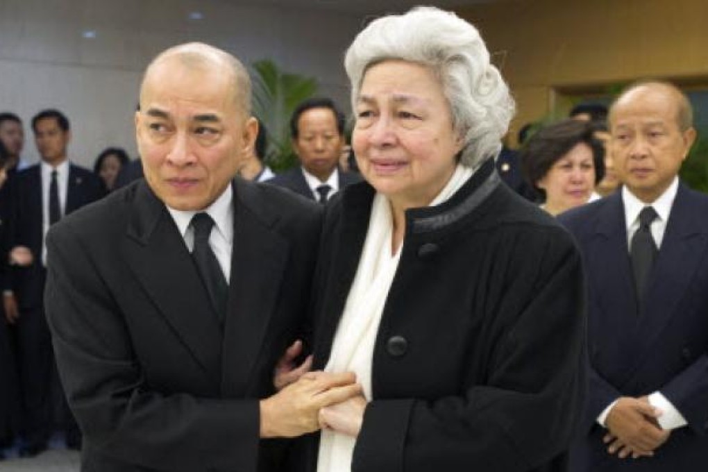 Cambodian Queen Mother Norodom Monineath Sihanouk and Cambodian King Norodom Sihamoni (front left) visit China's Beijing Hospital to bring home the body of Cambodian former King Norodom Sihanouk on Wednesday. Photo: AFP