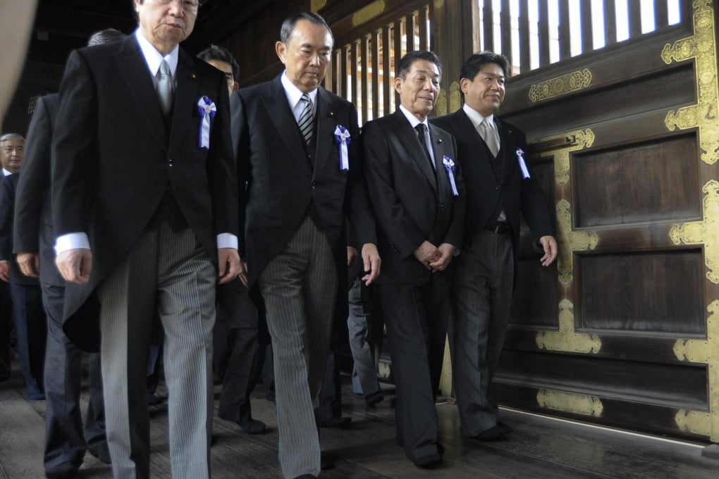 Transport Minister Yuichiro Hata, right, visited the Yasukuni Shrine with other lawmakers. Photo: Xinhua