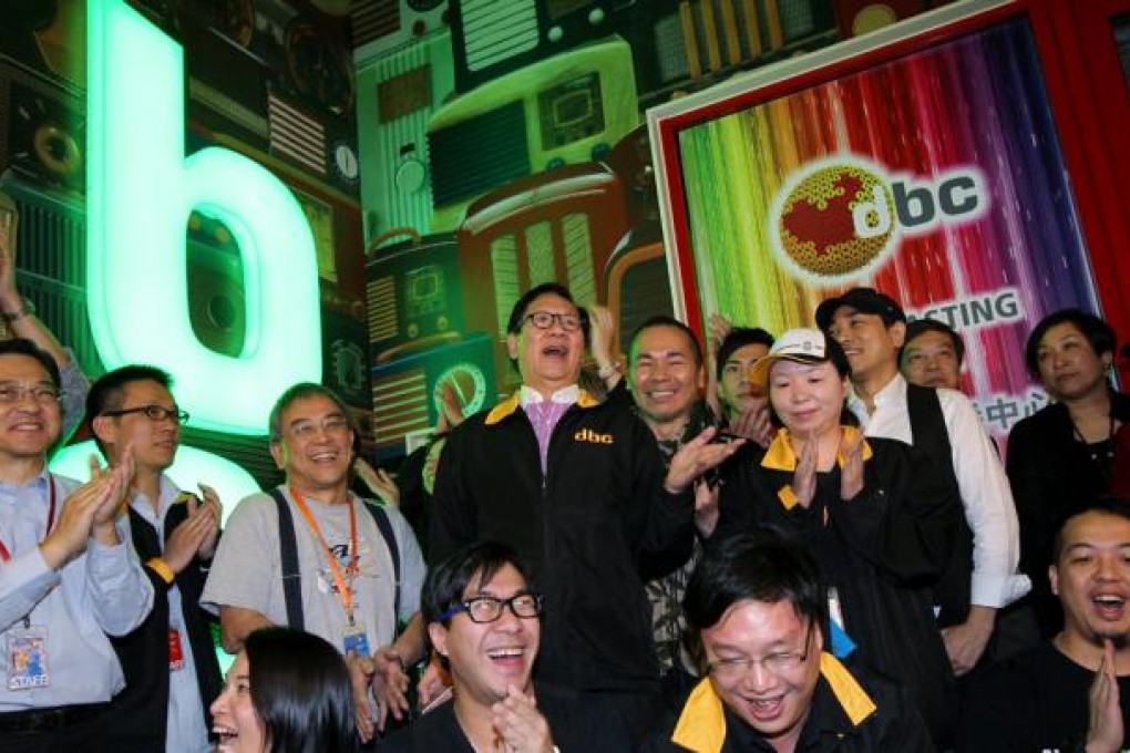 Albert Cheng King-hon (centre) bids farewell to the Digital Broadcasting Corporation with staff and radio hosts in Cyberport on its last day of operation on 10th October. Photo: K. Y. Cheng
