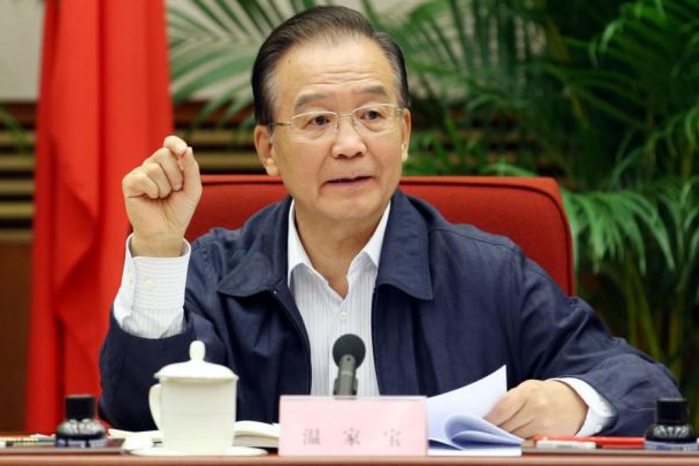 Chinese Premier Wen Jiabao discussed the current economic condition with representatives of industrial experts, enterprise owners and economists respectively. Photo: Xinhua