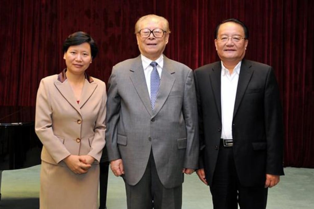 Jiang Zemin (centre) is happy to go public. Photo: SMP