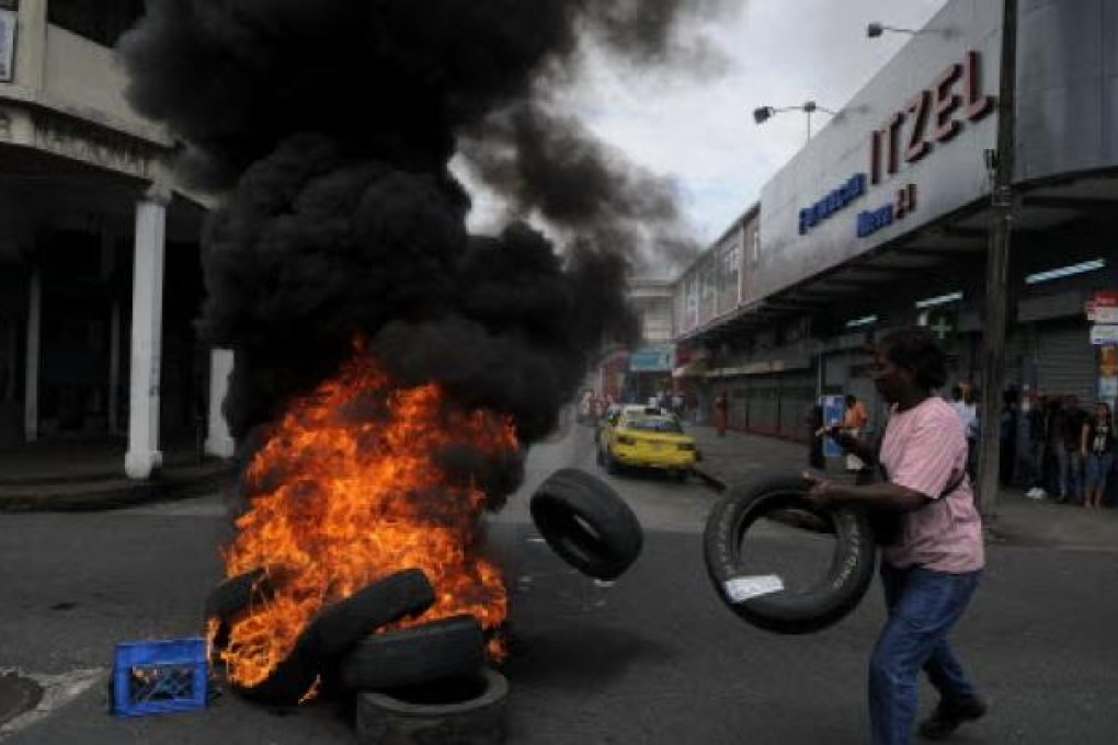 A demonstrator in Panama burns tyres during a protest against a new government law. Photo: Xinhua