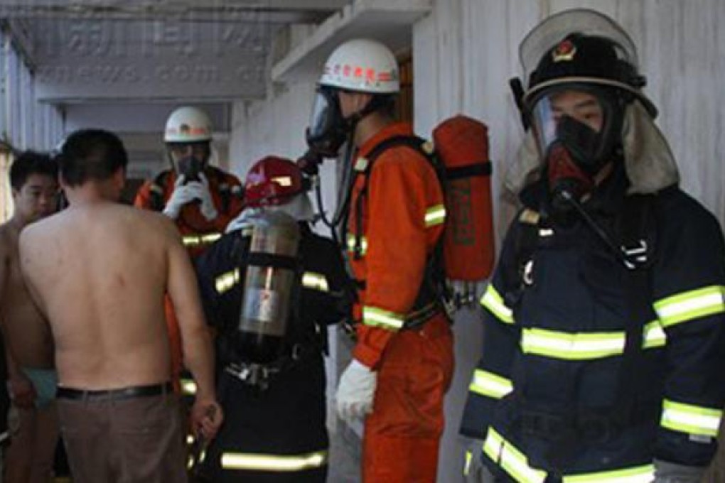 Firefighters rescue people from the ammonia leak in Honghu.