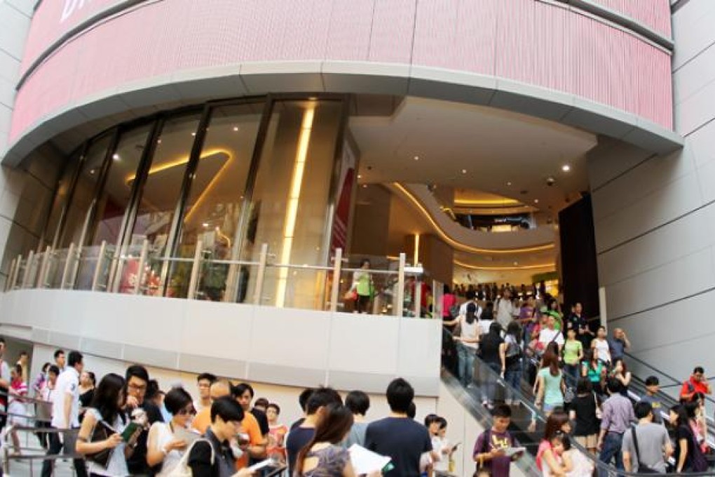 People queue up to visit Hysan Place. Photo: SCMP/KY Cheng