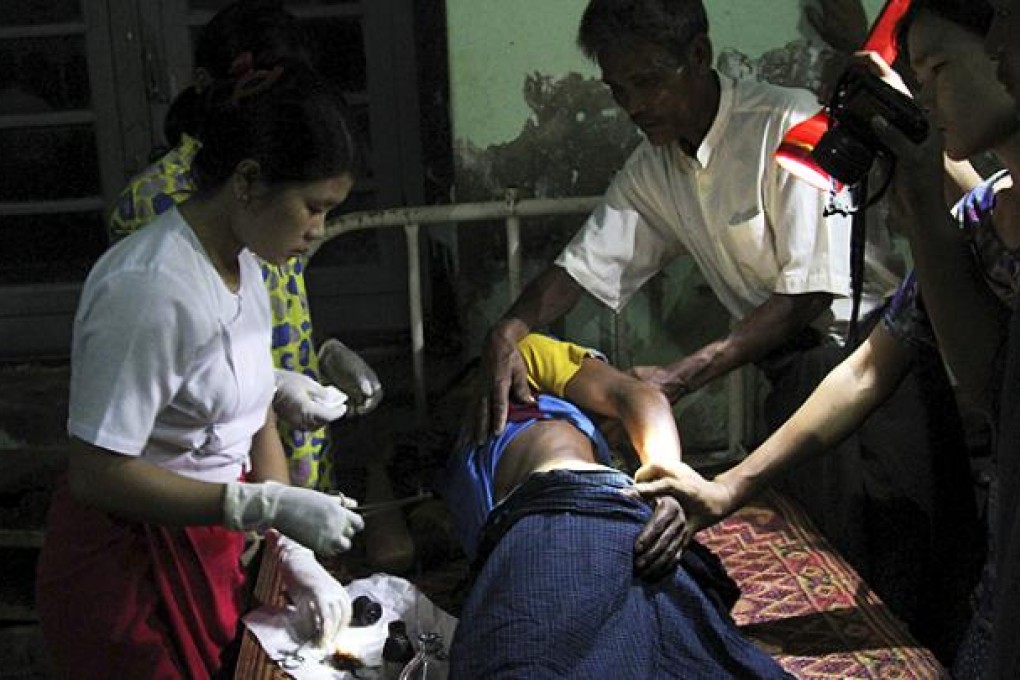 Rakhine refugees receive medical treatment at Kyauktaw hospital in Kyauktaw, Rakhine state, western Myanmar. Photo: AP