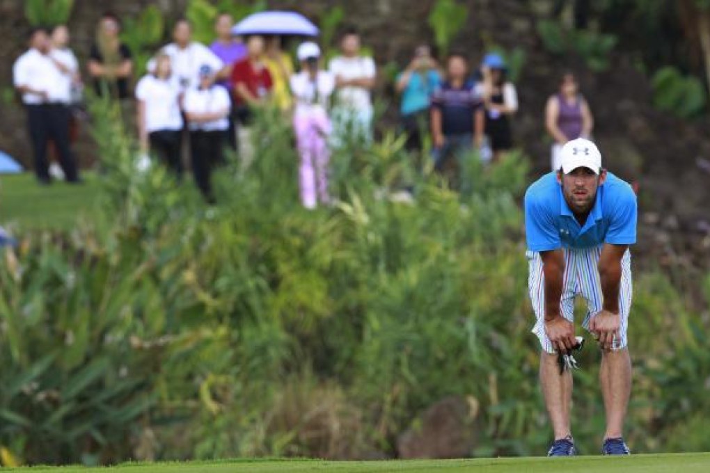 American Michael Phelps, the 18-time Olympic swimming gold medallist, lines up a putt at the World Celebrity Pro-Am tournament in Haikou, Hainan Island. Photo: AP