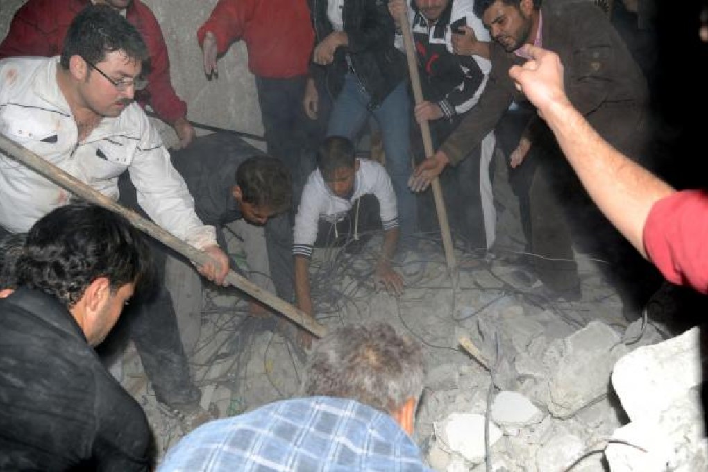 Syrians searching through rubble for survivors at the site where a car bomb exploded in Daf al-Shok district, southern Damascus. Photo: EPA