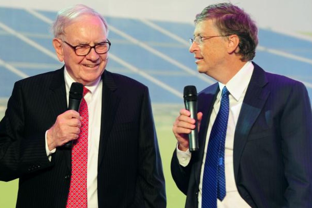 Billionaire investor Warren Buffett (L) and Bill Gates (R) speak at the September 2010 launch ceremony of Chinese electric vehicle BYD M6 in Beijing. Photo: AFP