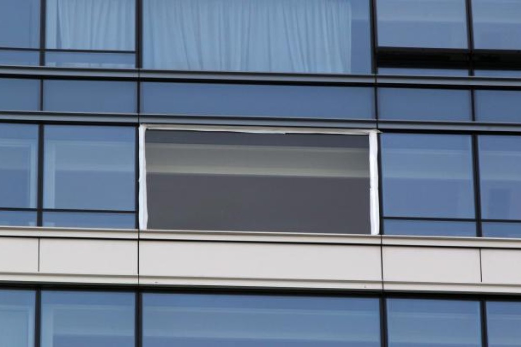 Experts say impurities in the manufacturing process may cause the glass panes to break in a few years.  Photo: Dickson Lee