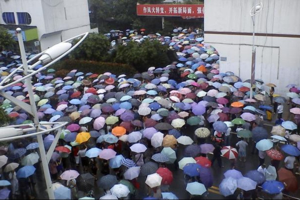 Residents gather in front of a government building in Shifang county, Sichuan province, on July 2. Photo: Reuters
