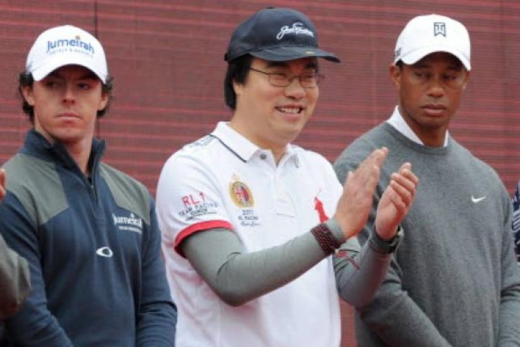World number one golfer Rory McIlroy of Northern Ireland (left), Tiger Woods of the US (right) and chairman of Harmony Group Feng Changge (centre). Photo: AFP