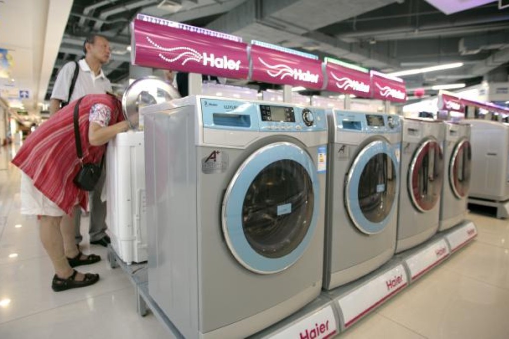 Customers inspect Haier whiteware in a Shanghai shop. The Chinese whiteware giant said on Wednesday that New Zealand regulators had cleared its bid for Fisher & Paykel Appliances. Photo: Bloomberg