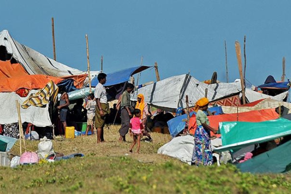 Bangladeshi Rohingya refugees set up temporary camp near the village of Ohnetaw on the outskirts of Sittwe, the capital of Myanmar's western Rakhine state. Photo: AFP