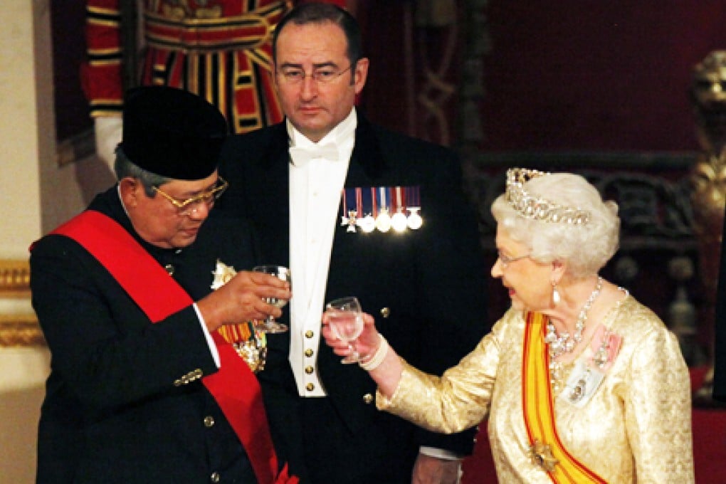Britain's Queen Elizabeth II toasts Indonesian President Susilo Bambang Yudhoyono at a state banquet. Photo: AP