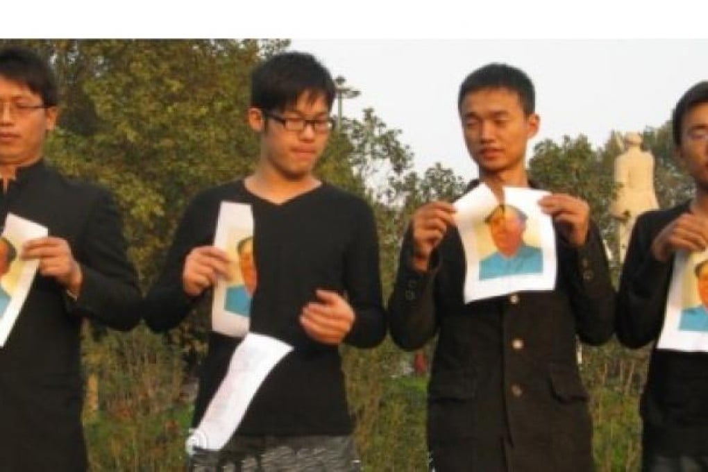 Cao Xiaodong (far right) was detained by the police on Thursday for for publicly ripping up Mao Zedong’s portrait in Henan. Photo: screenshot from Sina Weibo.