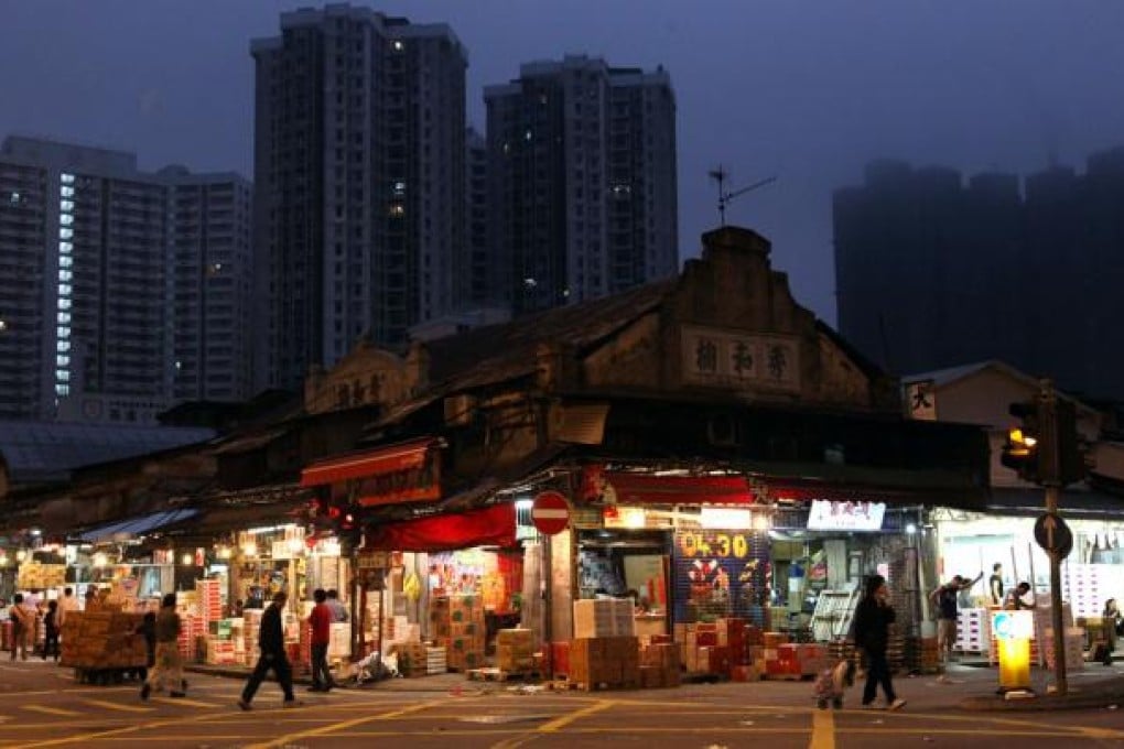 Fruit wholesalers packing up stock on Reclamation Street at Yau Ma Tei fruit market at 6:20am. Photo: Nora Tam