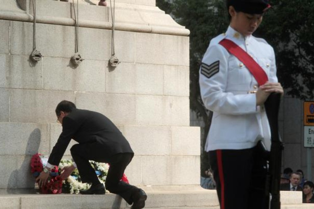 Laying a wreath at the Cenotaph. Photo: K.Y. Cheng