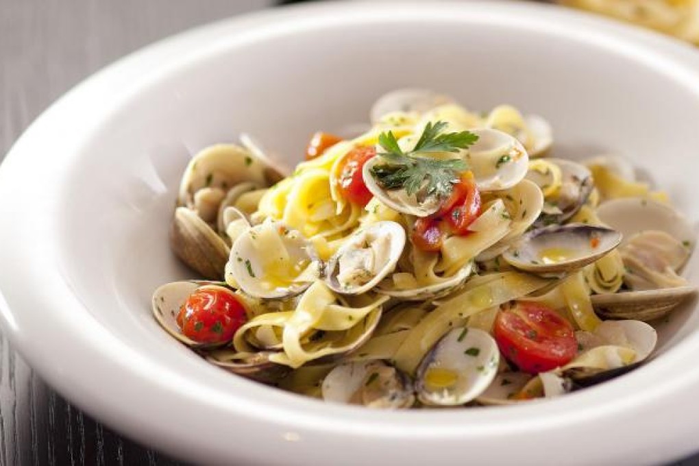Tagliatelle with clams, garlic and cherry tomato