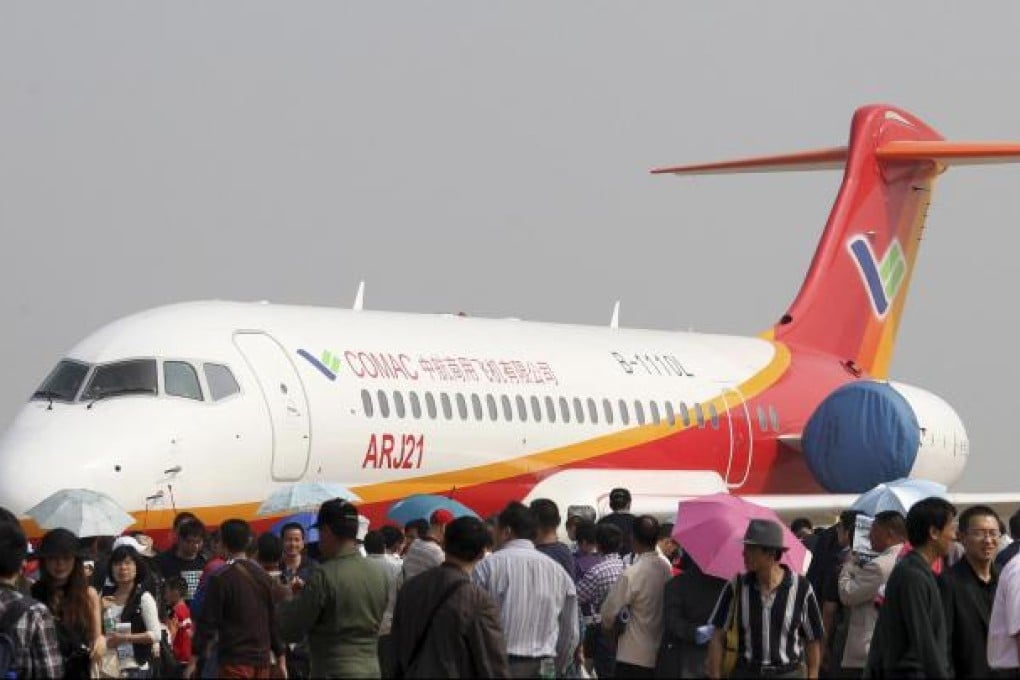 Crowds surround an aircraft at the air show. Organisers say it will be better this year, with 650 exhibitors signed up. Photo: Reuters