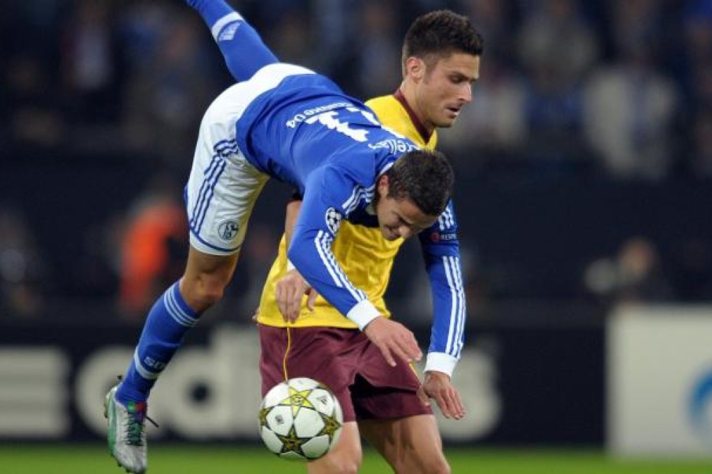 Schalke's Afellay tumbles over as he challenges Giroud. Photo: EPA