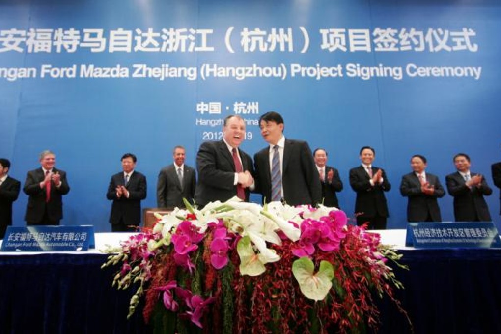 Changan Ford Mazda Automotive president Marin Burela (left) and Chen Cheng, director of Hangzhou Economic Development Area, sign the agreement to build a US$760 million plant in Hangzhou.