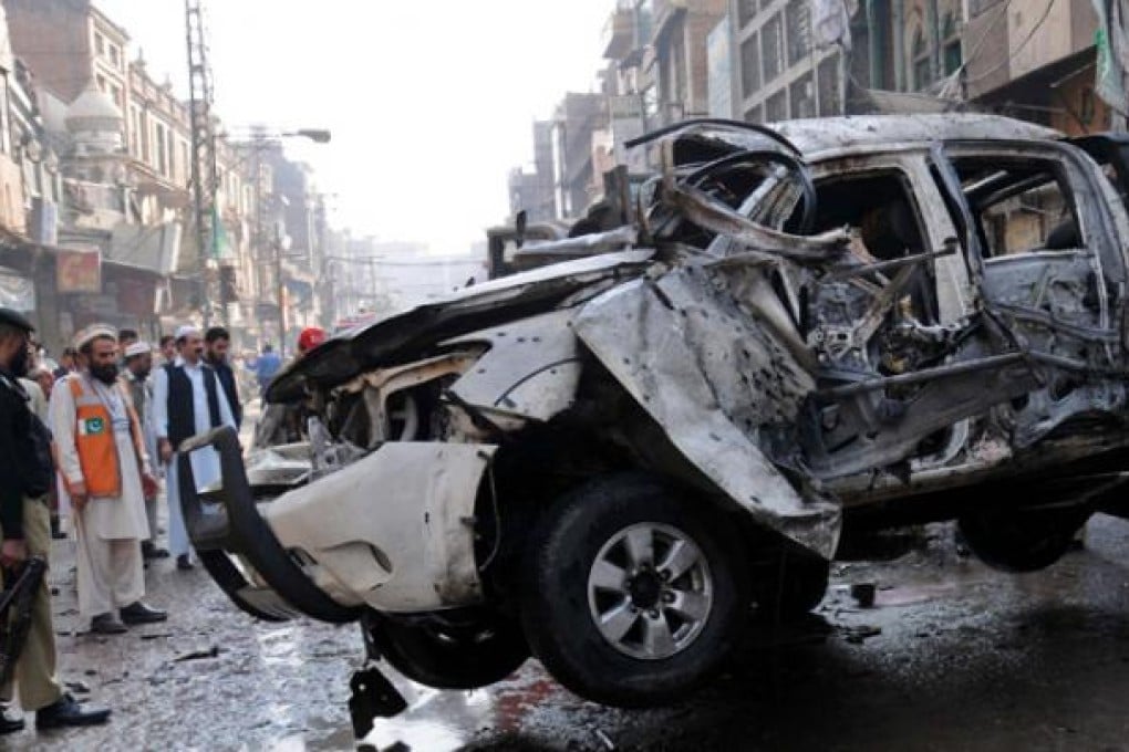 Pakistani security officials inspect the site of a suicide bomb blast at Qissa Khawani Bazaar in Peshawar, Pakistan, on Wednesday. Photo: EPA