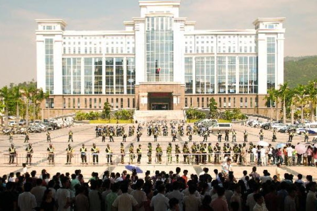 Chinese police guard the Zhangmutou township government offices in Dongguan as workers protest over unpaid wages by Hong Kong toymaker Smart Union Group in 2008. Photo: Ivan Zhai/SCMP